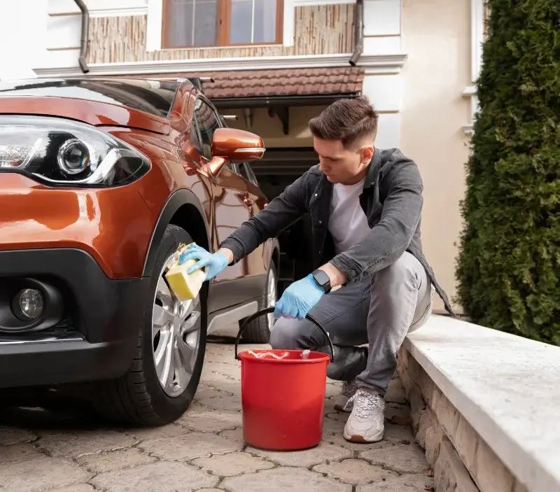 Lavage auto à domicile Bournazel : professionnel intervenant sur un véhicule